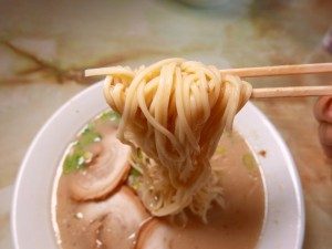 十五万石 ラーメン 麺拡大