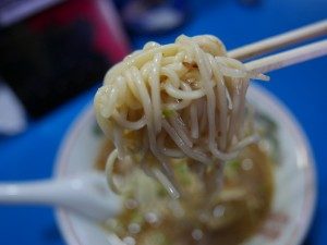 松っちゃん食堂 ラーメン 麺拡大