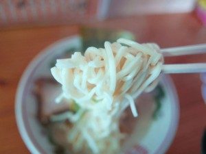 ラーメン大鵬 とんこつらーめん 麺拡大