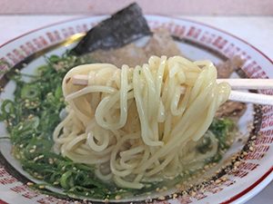 二代目ラーメンカヨ ネギチャーシューメン 麺拡大