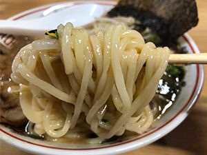 三男坊 長谷店 まかないラーメン 750円 麺拡大